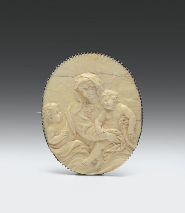 Placca ovale in avorio con raffigurazione della Madonna con Bambino e San Giovannino, montata a spilla in argento, arte barocca italiana o tedesca del XVII secolo
