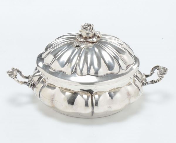 Zuppiera in argento con coperchio, XX secolo