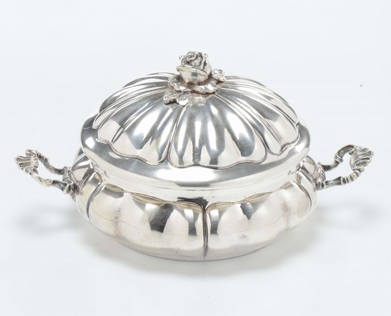 Zuppiera in argento con coperchio, XX secolo  - Auction Fine Art - Cambi Casa d'Aste