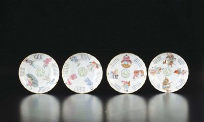 Quattro Piattini in Porcellana a Smalti Policromi con Iscrizioni e Dignitari, Cina, Dinastia Qing...