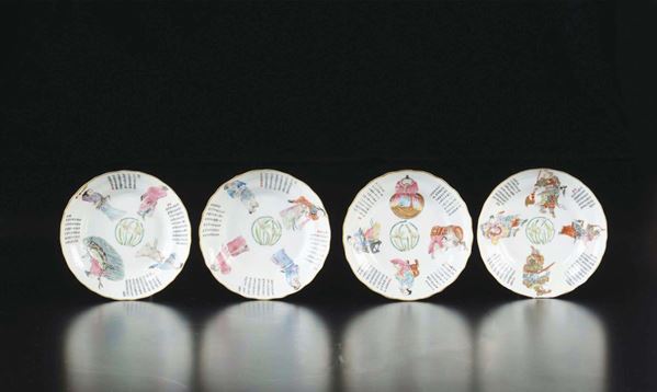 Quattro piattini in porcellana a smalti policromi con iscrizioni e dignitari, Cina, Dinastia Qing, XIX secolo