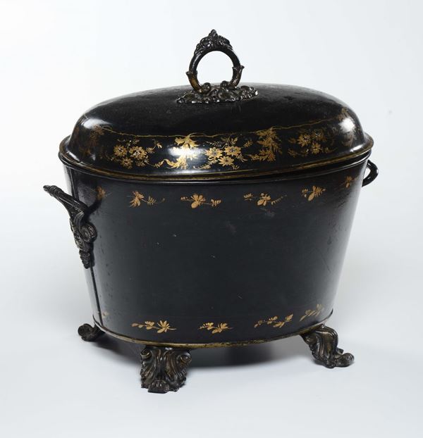 Grande scatola in metallo laccato nero e dorato, XIX secolo