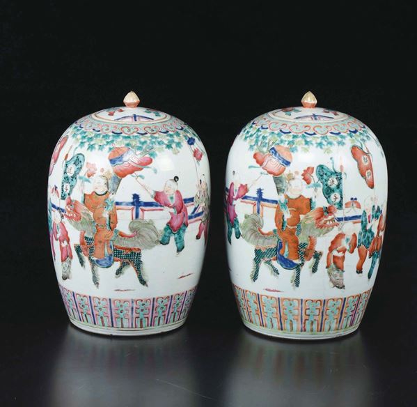 Coppia di vasi con coperchio in porcellana a smalti policromi raffiguranti scene di celebrazoni, Cina, Dinastia Qing, XIX secolo