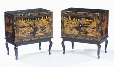 Coppia di Stipi in Legno Laccato Raffiguranti Paesaggi Fluviali, Cina, Dinastia Qing, XIX Secolo