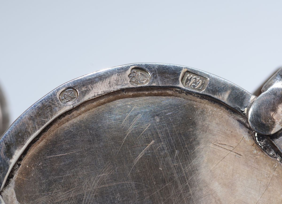 Oliera in Argento Fuso, Sbalzato, Cesellato e Vetro Molato, Irlanda Metà del XVIII Secolo, Punzon...
