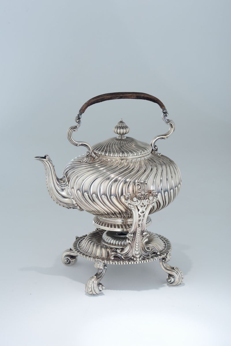 Grande Samovar in Argento Sterling Fuso, Sbalzato e Cesellato, Inghilterra XIX Secolo, Bolli Lond...