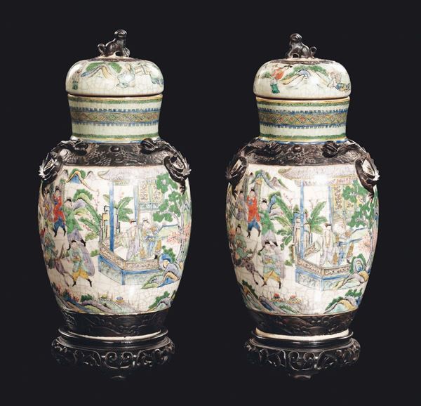 A pair of Famille-Verte porcelain vase with battle scenes decorations and cover, China, Qing Dynasty, 19th century