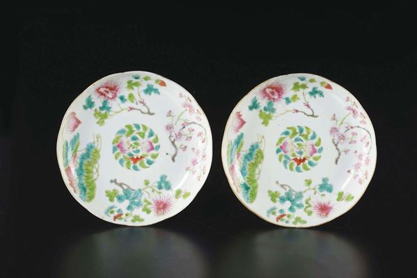 Coppia di piattini in porcellana a smalti policromi a decoro floreale, Cina, Dinastia Qing, XIX secolo