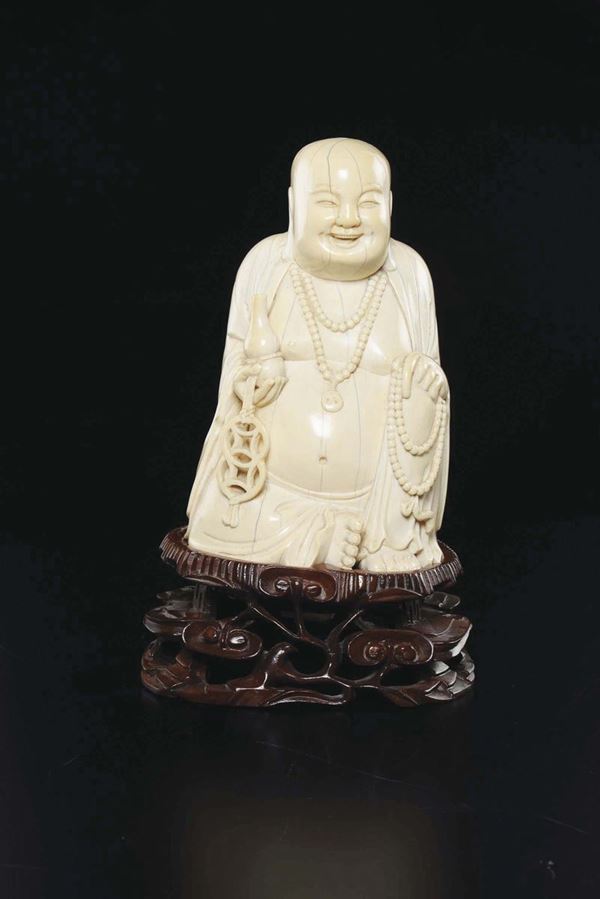 Figura di Budai inginocchiato con vaso scolpito in avorio, Cina, Dinastia Qing, XIX secolo