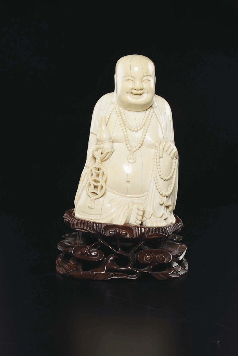 Figura di Budai inginocchiato con vaso scolpito in avorio, Cina, Dinastia Qing, XIX secolo  - Asta Chinese Works of Art - Cambi Casa d'Aste