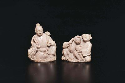 Due Gruppi Scolpiti in Saponaria Raffiguranti Attendente e Fanciulli, Giappone, XX Secolo