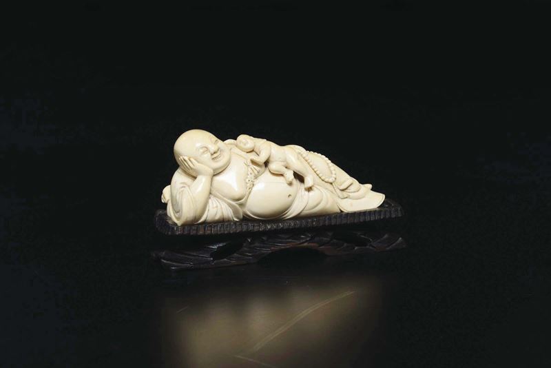 Figura di Budai sdraiato scolpito in avorio con fanciullo, Cina, inizio XX secolo  - Asta Chinese Works of Art - Cambi Casa d'Aste