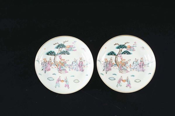 Coppia di piattini in porcellana a smalti policromi con decoro di scene di vita comune, Cina, Dinastia Qing, XIX secolo
