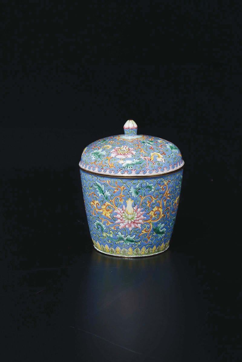 A cloisonné enamel vase and cover depicting lotus flower, China, Qing Dynasty, 19th century  - Auction Chinese Works of Art - Cambi Casa d'Aste