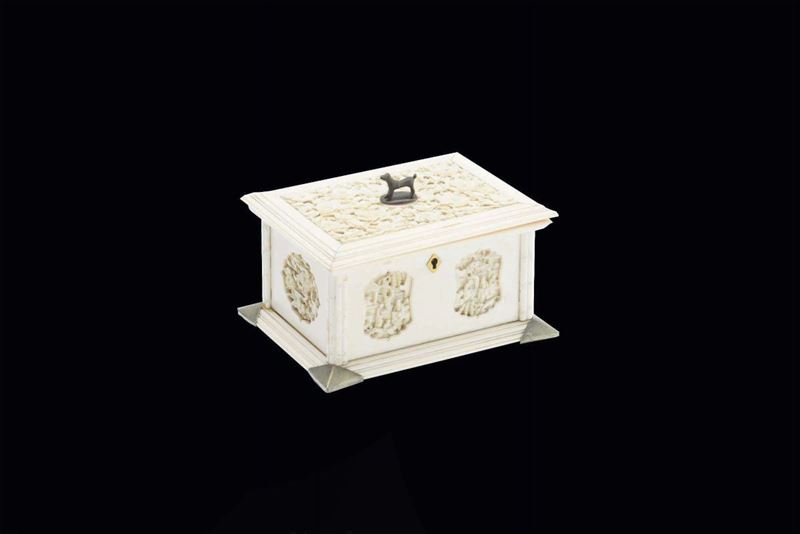 A carved ivory box and cover, China, early 20th century  - Auction Chinese Works of Art - Cambi Casa d'Aste