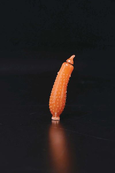 Snuff Bottle in Vetro Dipinto a Guisa di Frutto con Decoro a Rilievo, Cina, XX Secolo
