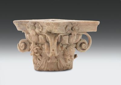 Piccolo Capitello Corinzio in Marmo Scolpito con Raffigurazioni Floreali e Mascheroni, Lapicida R...