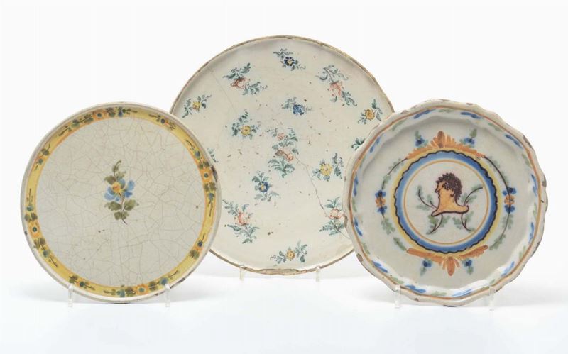 Tre alzatine in maiolica policroma, XIX secolo  - Auction Asta a Tempo Antiquariato - Cambi Casa d'Aste