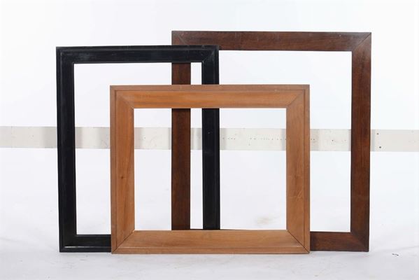 Lotto di quattro cornici diverse in legno a fascia piatta, XX secolo
