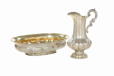 Versatoio con Bacile in Argento Fuso, Sbalzato e Dorato, Germania XIX Secolo, Città di Kassel 184...