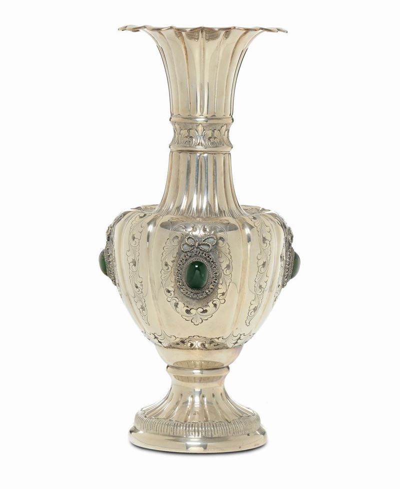 Grande vaso in argento con inserti in pietre dure, XX secolo  - Asta Antiquariato - Cambi Casa d'Aste