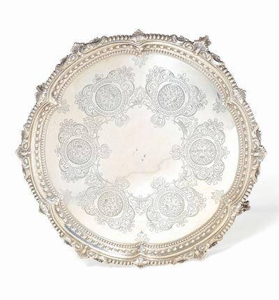 Grande Salver in Argento Fuso, Sbalzato e Cesellato. Inghilterra XX Secolo, Punzoni della Città d...