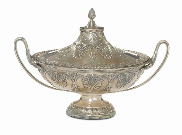 Grande zuppiera in argento con manici, XX secolo
