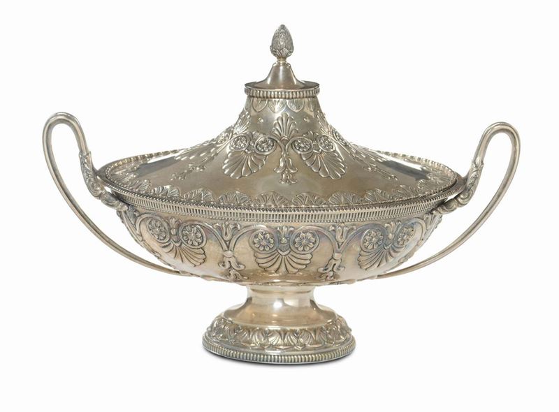 Grande zuppiera in argento con manici, XX secolo  - Asta Antiquariato - Cambi Casa d'Aste