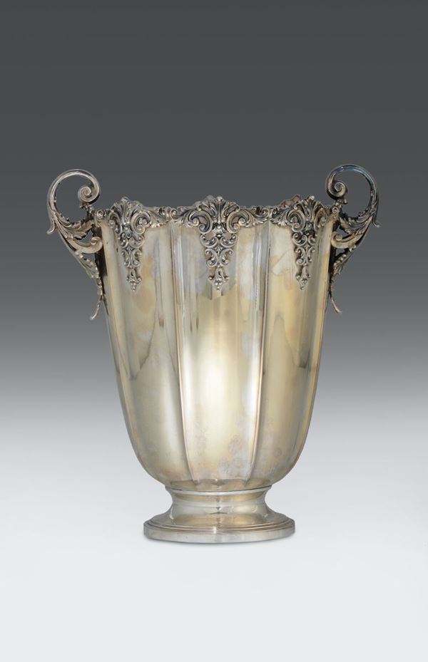 Grande vaso biansato in argento fuso sbalzato e cesellato, Milano, argentiere Fassi punzone con fascio littorio (1934-1944)