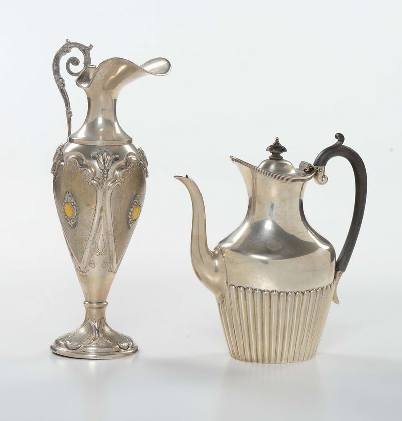 Versatoio e caffettiera in argento differenti  - Asta Antiquariato - Cambi Casa d'Aste