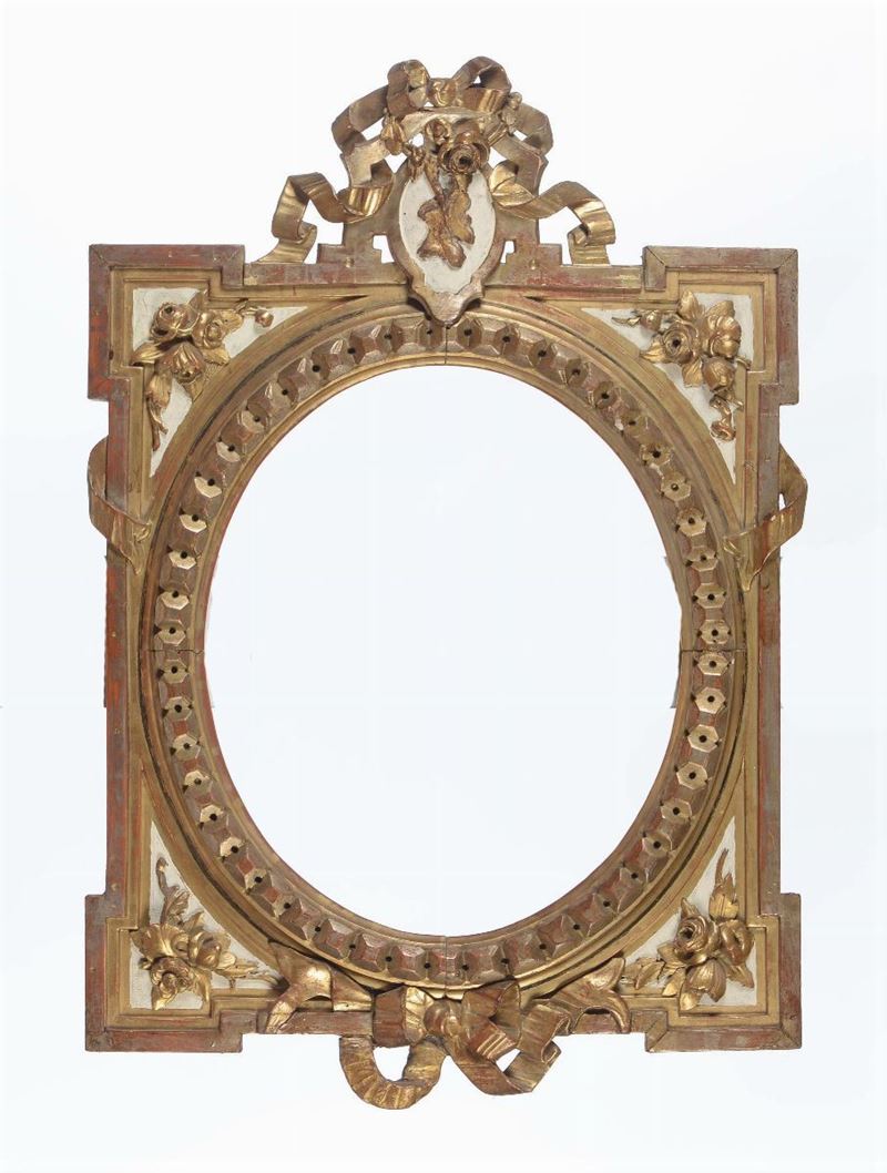 Cornice lacca e oro, sagomata, a mostra ovale con stemma nobiliare sulla cimasa, XIX secolo  - Asta Cornici Antiche - Cambi Casa d'Aste