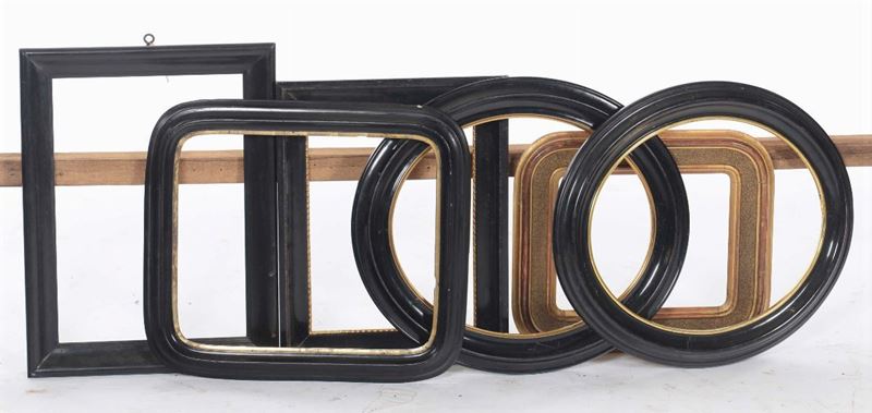Sei cornici legno laccato e oro di forme varie. di cui una coppia ovale  - Auction Fine Old Frames - Cambi Casa d'Aste