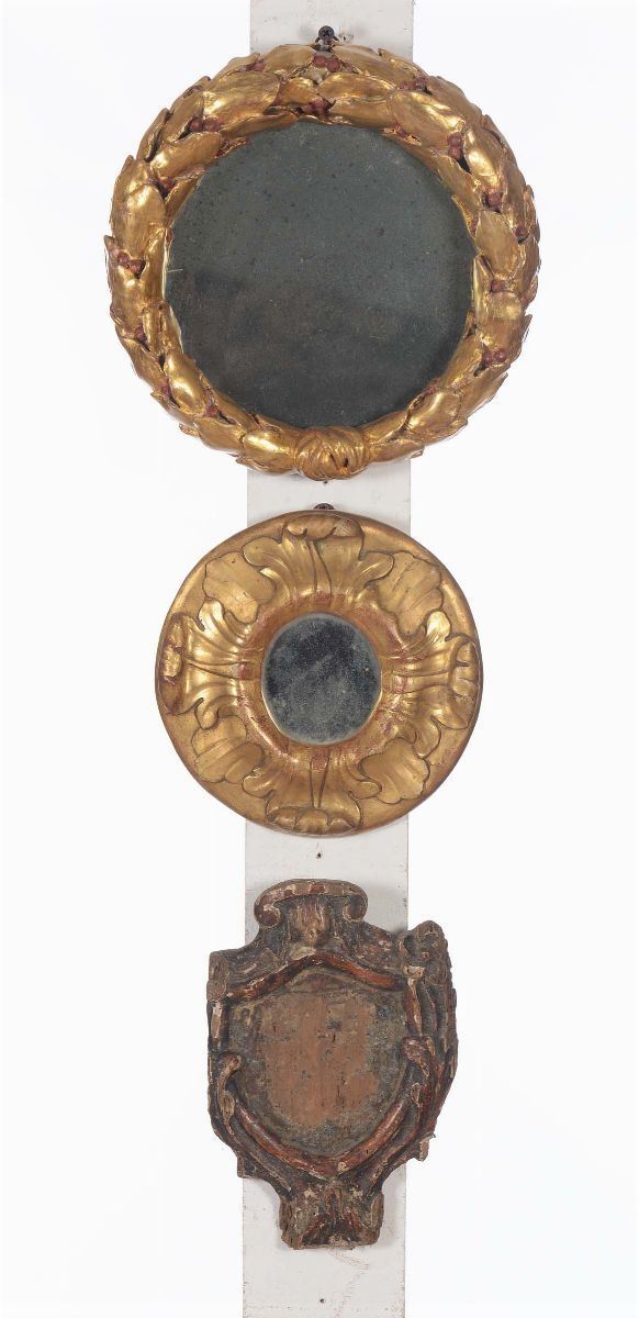 Due specchierine circolari intagliate e dorate e uno stemma in legno, XVIII-XIX secolo