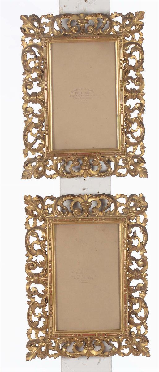 Coppia di cornicette intagliate, traforate e dorate, XX secolo