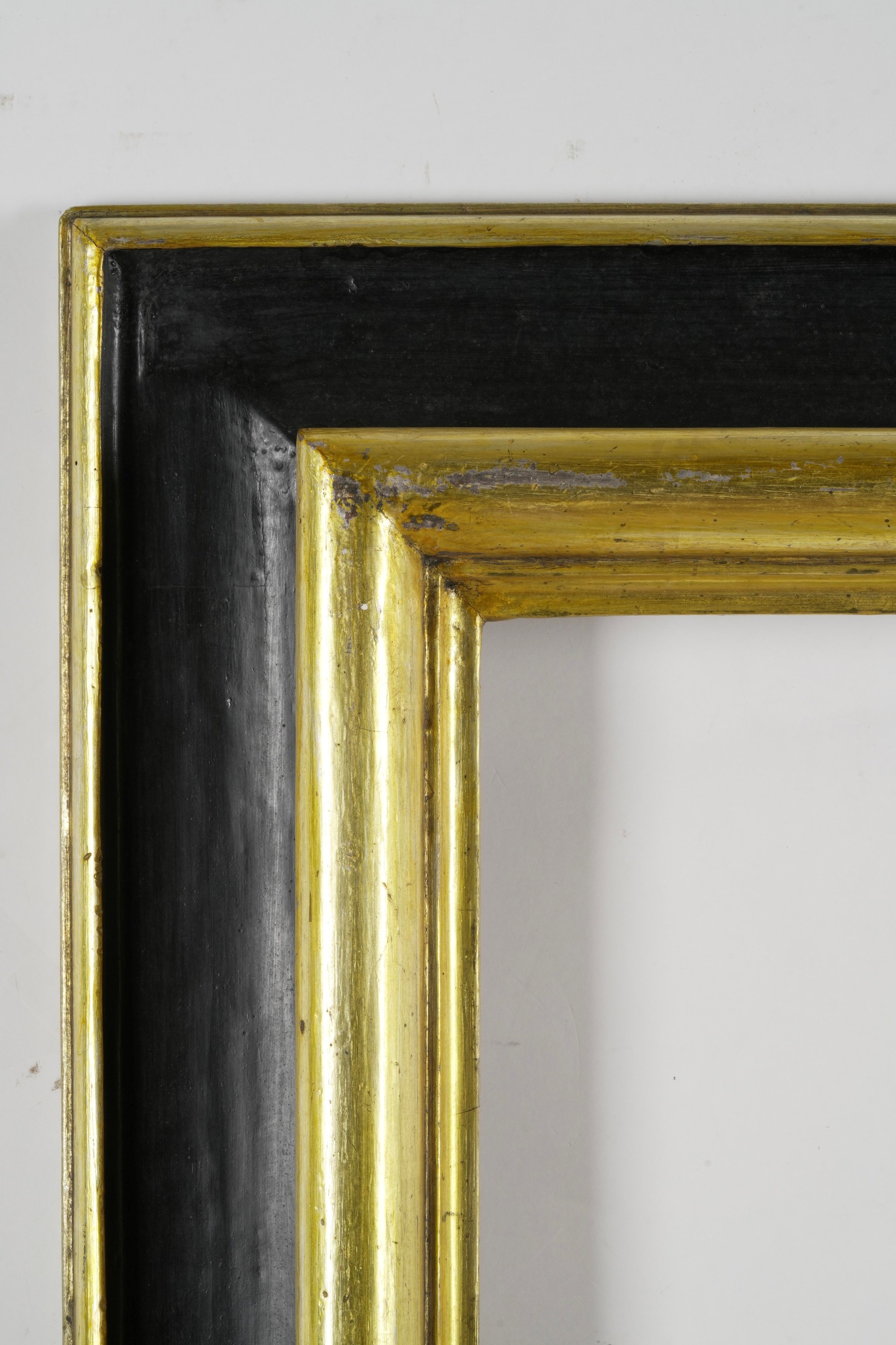 Cornice, legno ebanizzato con profili dorati (XIX-XX secolo)