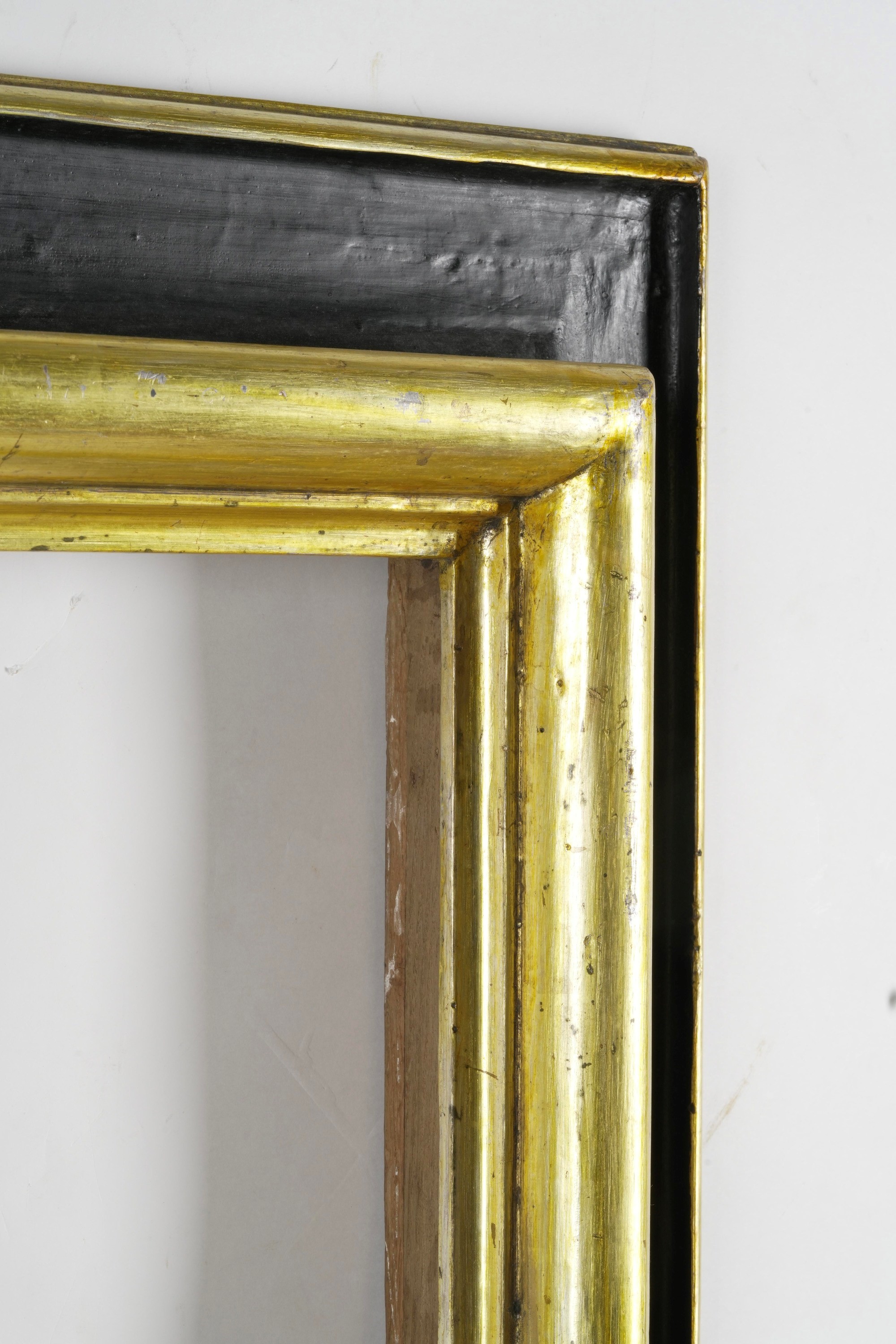 Cornice, legno ebanizzato con profili dorati (XIX-XX secolo)