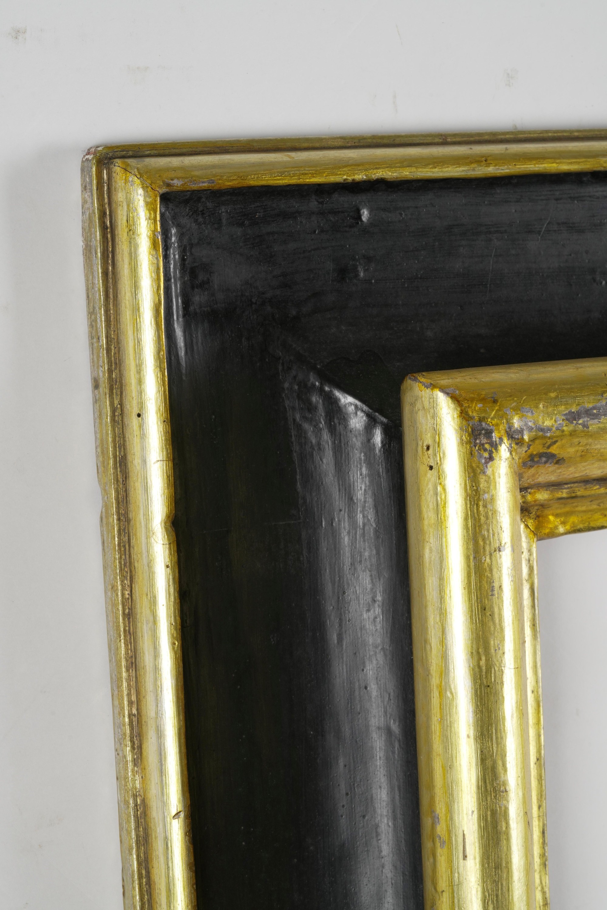 Cornice, legno ebanizzato con profili dorati (XIX-XX secolo)