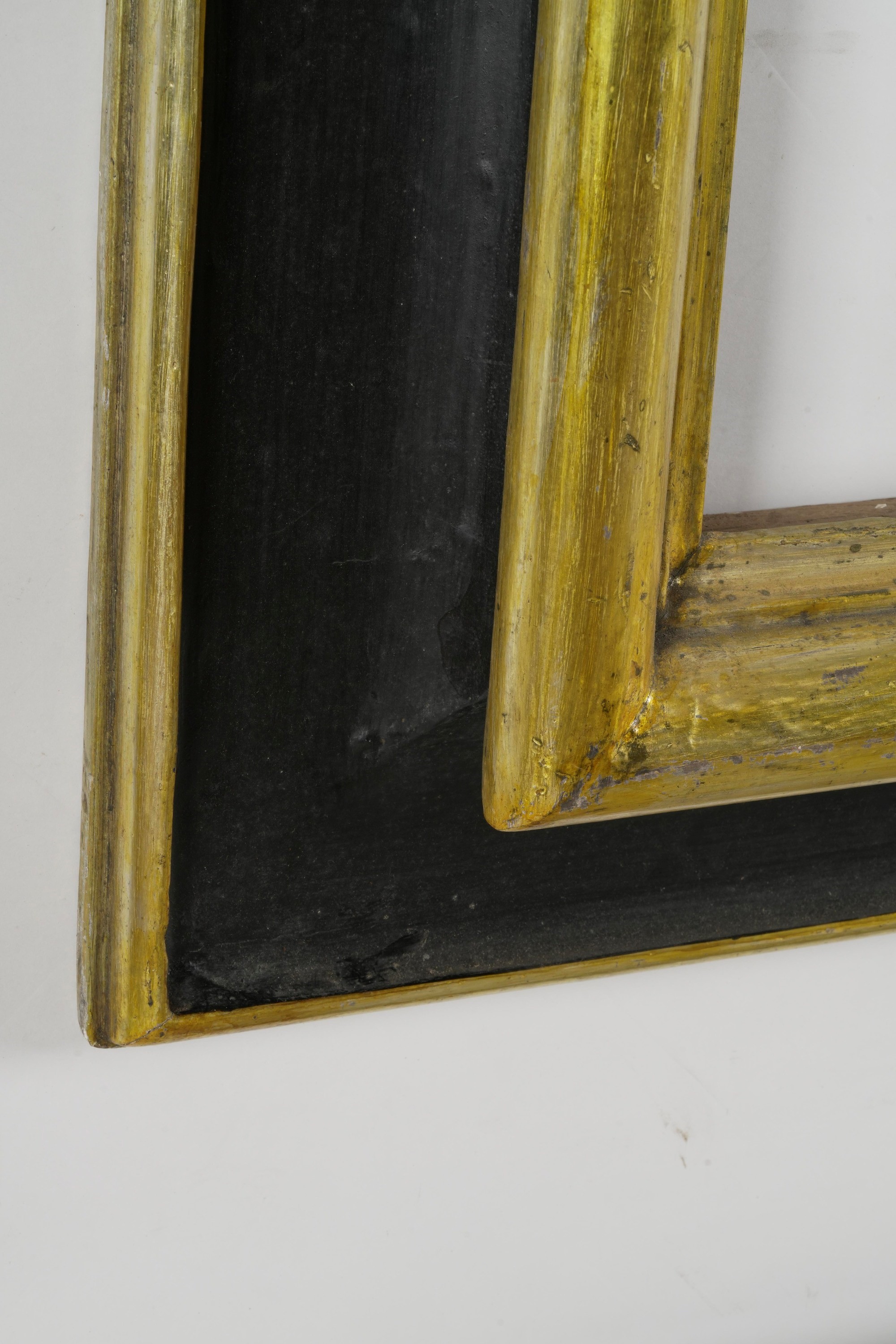 Cornice, legno ebanizzato con profili dorati (XIX-XX secolo)