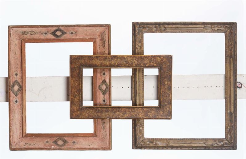 Gruppo di tre cornici di cui una del XVIII secolo laccata e dorata  - Auction Fine Old Frames - Cambi Casa d'Aste