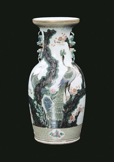 Vaso in Porcellana Famiglia Verde con Fenice e Sfondo Naturalistico, Cina, Dinastia Qing, Fine XI...