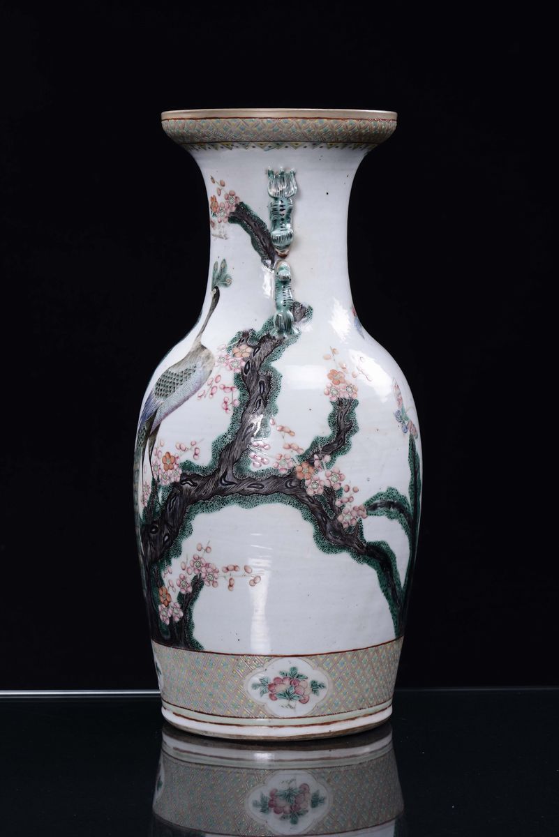 Vaso in Porcellana Famiglia Verde con Fenice e Sfondo Naturalistico, Cina, Dinastia Qing, Fine XI...