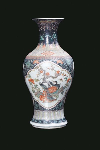 Vaso in Porcellana Policroma Famiglia Nera con Decoro Floreale, Cina, Dinastia Qing, XIX Secolo