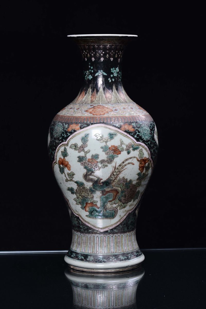 Vaso in Porcellana Policroma Famiglia Nera con Decoro Floreale, Cina, Dinastia Qing, XIX Secolo