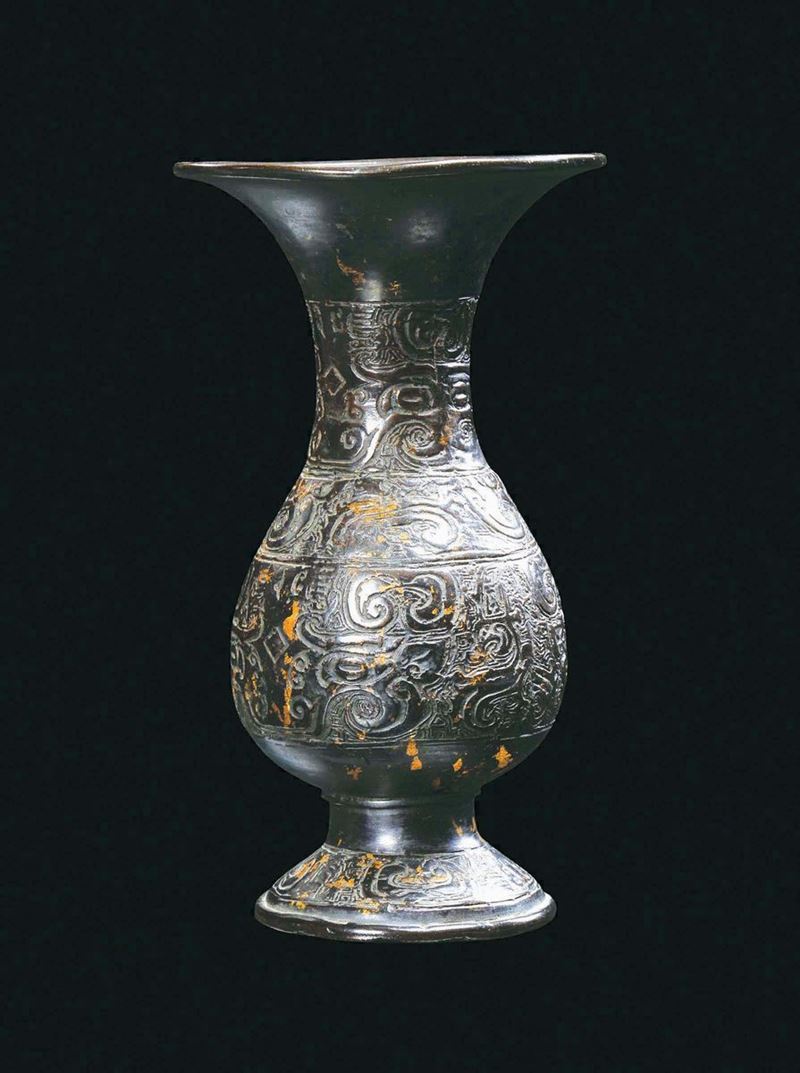 A trumpet bronze vase with archaic style decoration, China, Ming Dynasty, 17th century  - Auction Chinese Works of Art - Cambi Casa d'Aste