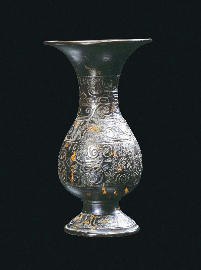 Vaso in bronzo a forma di tromba con decoro d'ispirazione arcaica, Cina, Dinastia Ming, XVII secolo  - Asta Chinese Works of Art - Cambi Casa d'Aste