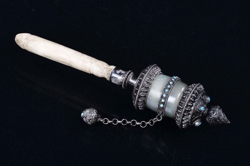 A silver and hard stones prayer wheel with bone handle, China, Qing Dynasty, 19th century  - Auction Chinese Works of Art - Cambi Casa d'Aste