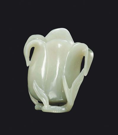 Coppa in Giada Celadon a Forma di Bocciolo, Cina, Dinastia Qing, Epoca Qianlong (1736-1796)