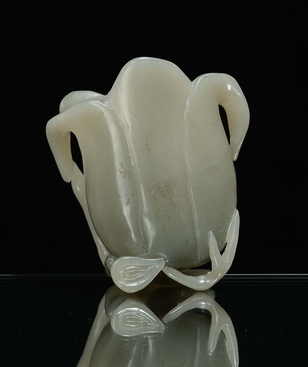 Coppa in Giada Celadon a Forma di Bocciolo, Cina, Dinastia Qing, Epoca Qianlong (1736-1796)