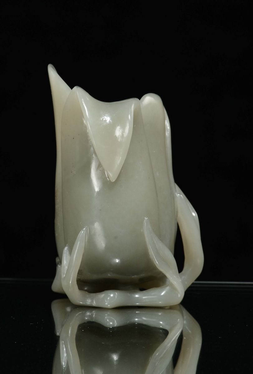 Coppa in Giada Celadon a Forma di Bocciolo, Cina, Dinastia Qing, Epoca Qianlong (1736-1796)