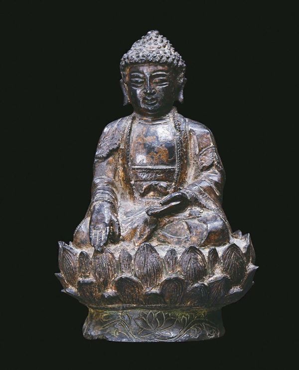 Buddha in bronzo seduto su fiore di loto, Cina, Dinastia Ming, XVII secolo